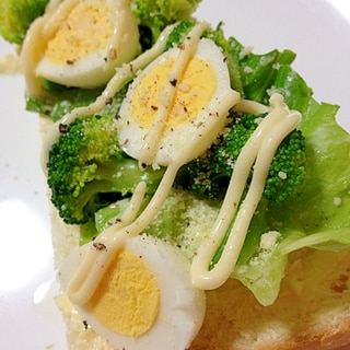 グリーン野菜と卵のオープンサンド＊〜*